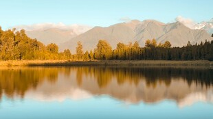 湖畔山林映雪山美景