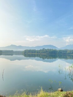 宁静湖景与远山倒影