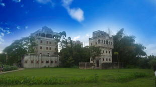 绿野中的双座古老建筑