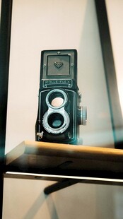 复古相机展示于玻璃台上