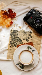 秋日午后的惬意咖啡时光