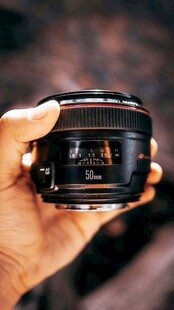 手持专业相机特写