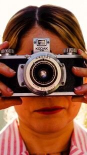 女士手持复古相机拍照