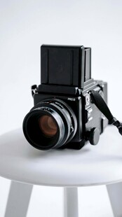 复古相机置于白色小凳上