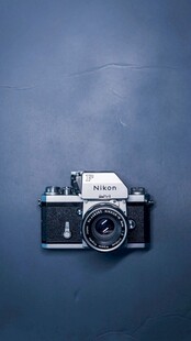 复古相机静置于蓝色背景