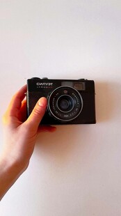 手持复古相机特写