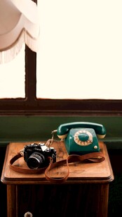 复古电话机与相机摆拍