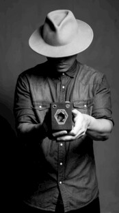 摄影师手持相机专注瞬间