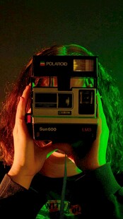 复古相机前的光影瞬间