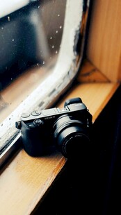 窗边的复古相机