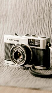 复古相机置于木质背景上