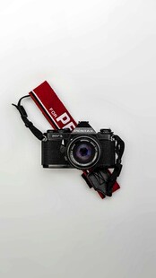 复古相机配红色肩带