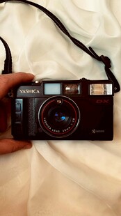 手持复古相机展示特写