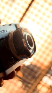 手持复古相机特写