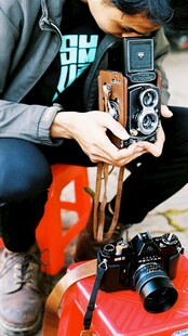 摄影爱好者摆弄相机设备