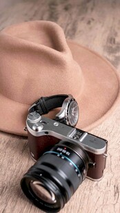 复古帽与相机的文艺组合