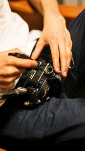 男子专注弹奏黑色吉他