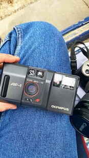 手持复古相机特写