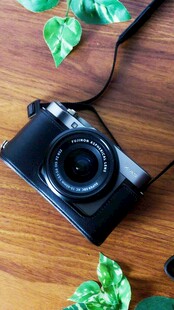 复古相机置于木质桌面