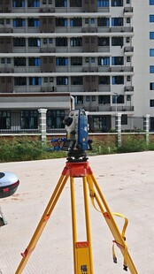 户外测量仪器架设于建筑前