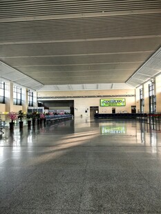 宽敞明亮的室内大厅空间