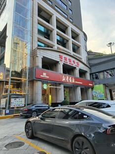 城市街边的商业建筑景观