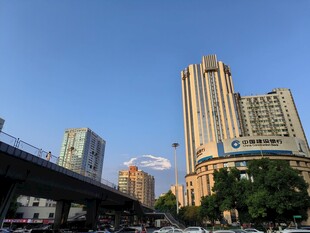 城市高架桥旁的现代建筑