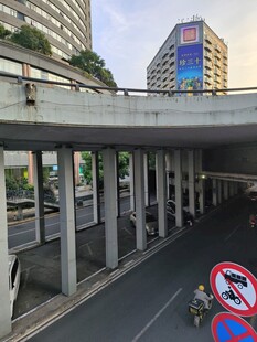 城市高架桥路段交通场景
