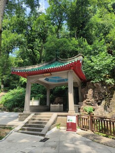 山林中的古朴凉亭