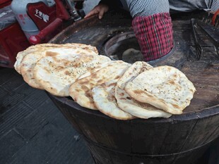 传统大缸烤制的美味面饼