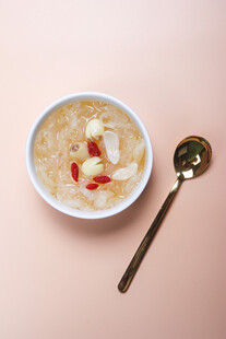 一碗美味养颜的桃胶银耳羹