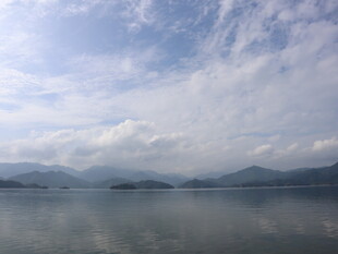 宁静湖景与蓝天白云相映