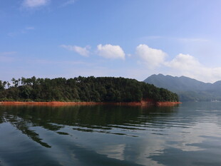 湖中小岛风光秀丽