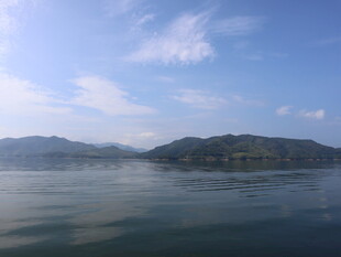 宁静湖景与远处山峦