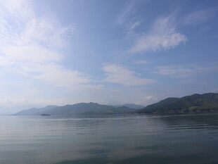 宁静湖景与远山蓝天