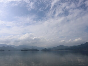 宁静湖景与远山云雾