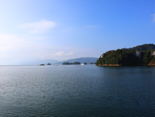 宁静湖景 远山近水