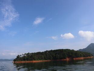 湖中小岛风光