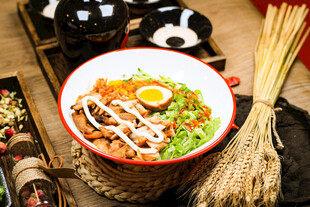 沙拉鸡肉烤肉饭