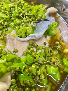 青椒炒物烹饪中的画面鱼片