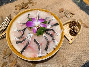 精致摆盘的美味生鱼片