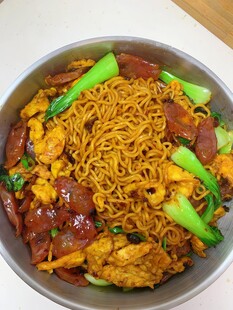 美味炒面配多样食材