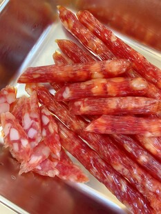 美味腊肠摆放在盘中
