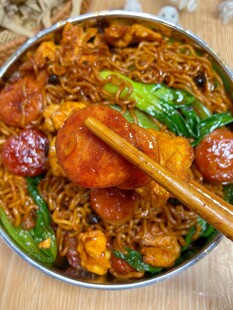 美味炒面配蔬菜与香肠