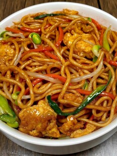 美味炒面配鲜嫩鸡肉