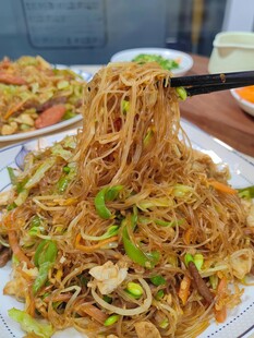 美味炒面散发诱人香气