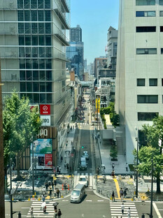城市街道繁忙景象