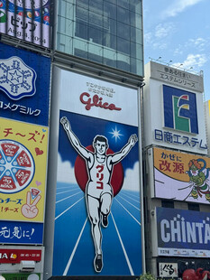 街头复古风广告招牌展示