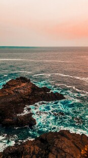 海边壮丽礁石与绚烂海景
