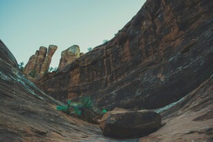 峡谷中的巨石与奇特岩壁